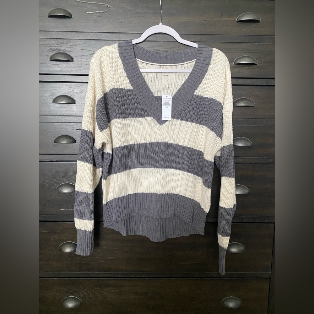 American Eagle Striped V-neck Sweater Size Small NWT